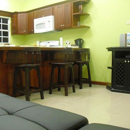 Piarco Village Suites Екстер'єр фото