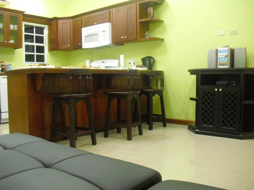 Piarco Village Suites Екстер'єр фото